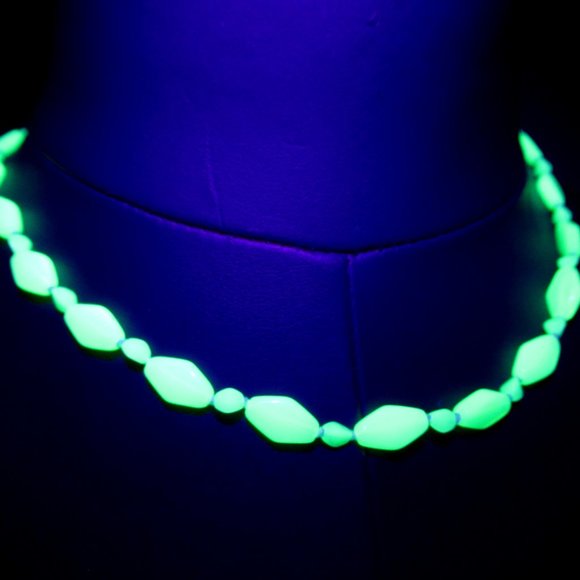 Uranium glass bead necklace - Picture 10 of 10